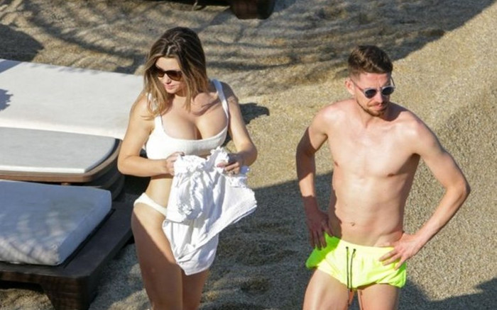 Nàng WAGs khoe vòng một bốc lửa khi đi du hí cùng nhà vô địch EURO 2020 Ảnh 2