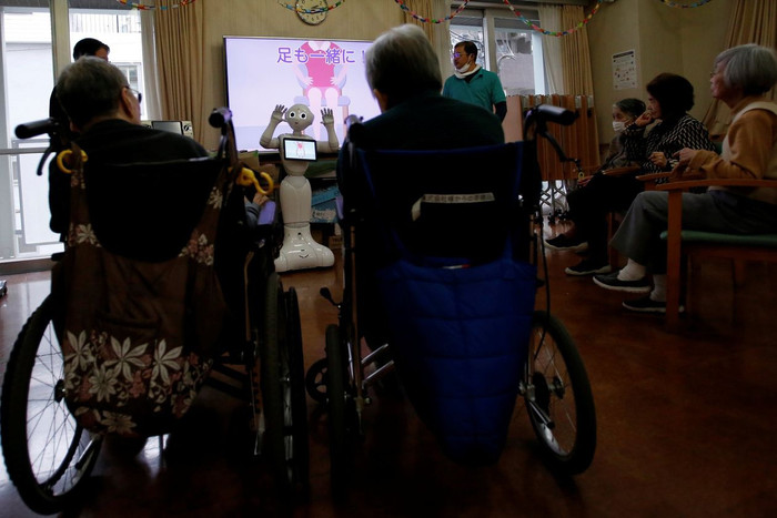Robot làm việc trong viện dưỡng lão. ẢNH: REUTERS