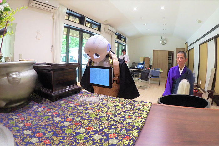 Pepper luyện đọc kinh với sư thầy tại một ngôi chùa gần Tokyo. ẢNH: NISSEI ECO