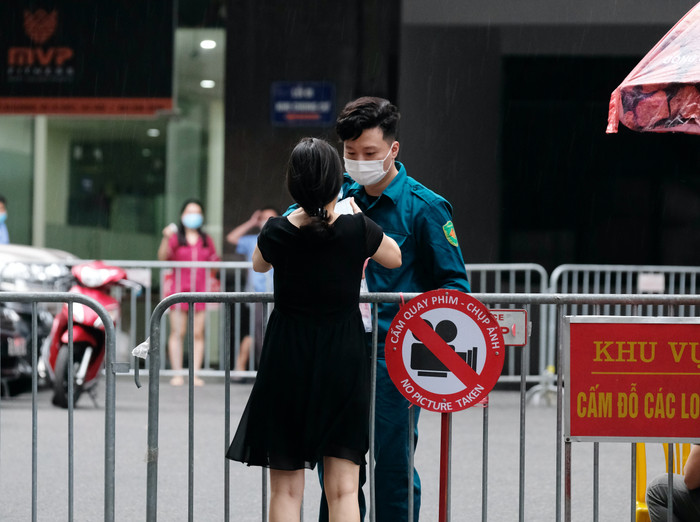 Hà Nội: Phong toả đoạn phố Hàng Mắm, dựng lều dã chiến xét nghiệm người do liên quan Covid-19 Ảnh 10