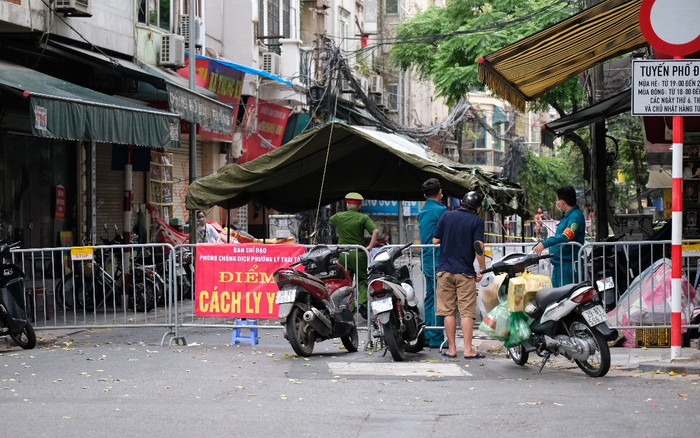 Hà Nội: Phong toả đoạn phố Hàng Mắm, dựng lều dã chiến xét nghiệm người do liên quan Covid-19 Ảnh 2