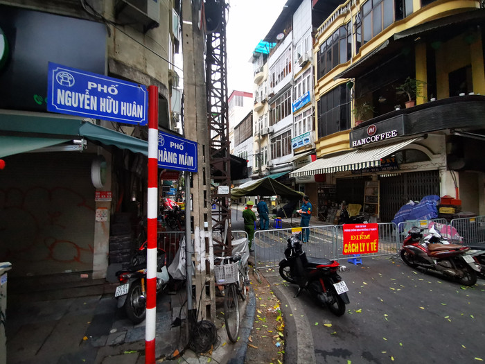 Sau khi tiếp nhận thông tin từ Sở Y tế Hà Nội, lực lượng chức năng phường Lý Thái Tổ (Hoàn Kiếm, Hà Nội) đã dựng hàng rào phong tỏa một đoạn phố từ ngã ba Hàng Bạc - Hàng Mắm đến ngã tư Hàng Mắm - Nguyễn Hữu Huân.