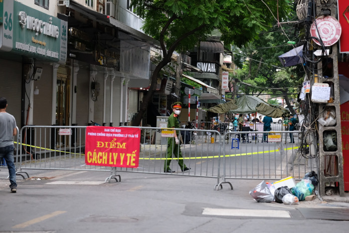 Lực lượng chức năng dựng rào chắn tại phố Hàng Mắm.