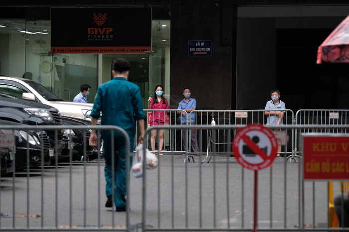 Nhu yếu phẩm được vận chuyển vào trong.