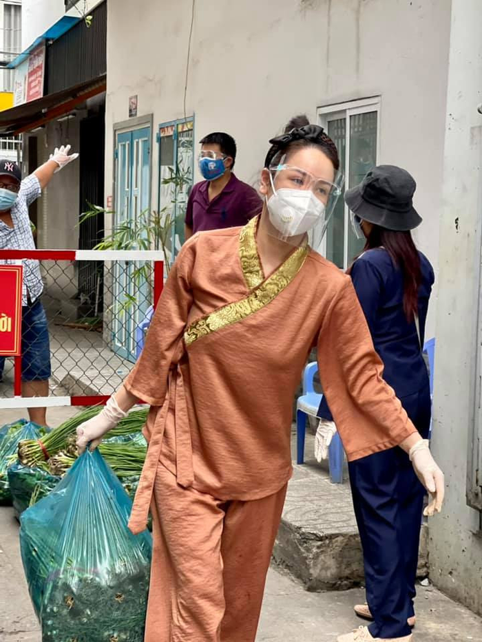 Nhật Kim Anh hỗ trợ 100 triệu đồng cho quỹ vắc-xin phòng chống COVID-19 Ảnh 6