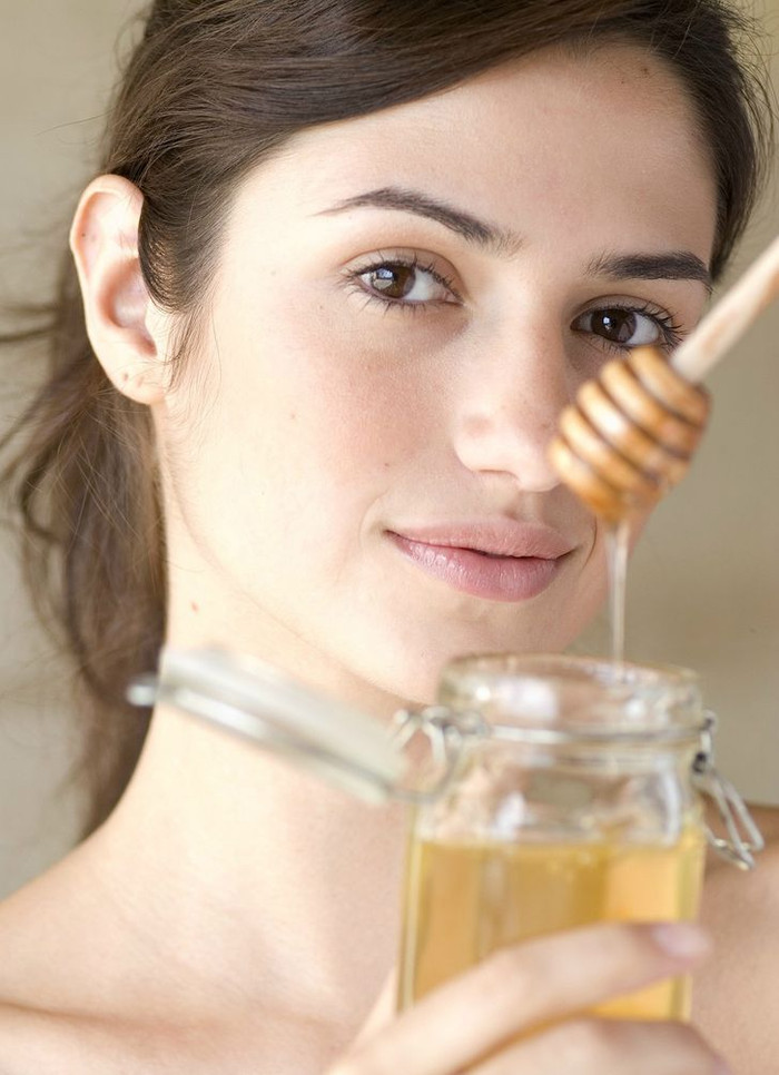 Mật ong cũng là một ‘nữ hoàng’ nổi tiếng trong thế giới làm đẹp suốt nhiều thiên niên kỷ. Ví dụ, người xưa trị chứng sần vỏ cam bằng cách thoa một ít mật ong lên vùng da bị rối loạn, ấn lòng bàn tay vào đó, vuốt mạnh trên da rồi lặp lại. Ngày nay mật ong là thành phần quan trọng trong các sản phẩm làm đẹp như son dưỡng môi, kem dưỡng ẩm, kem phục hồi hư tổn.