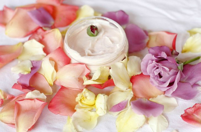 Kem dưỡng hoa hồng mang đến mùi hương dễ chịu và hiệu quả chăm sóc da lâu dài. Không có gì bất ngờ khi nó tồn tại đến tận ngày nay.