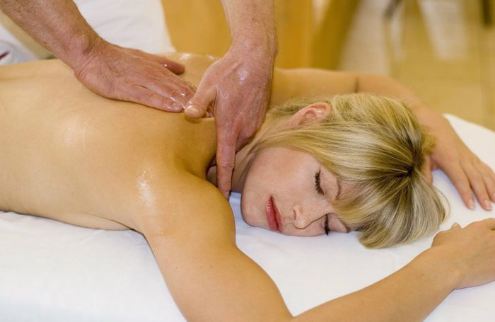 Xoa bóp bằng tinh dầu là phương pháp làm đẹp đã tồn tại qua nhiều thế kỷ.