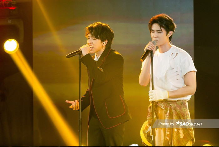 Ngoại hình đồng đều nên dù mặc những bộ cánh tưởng như không liên quan nhưng lại rất hoà hợp khi lên sân khấu.