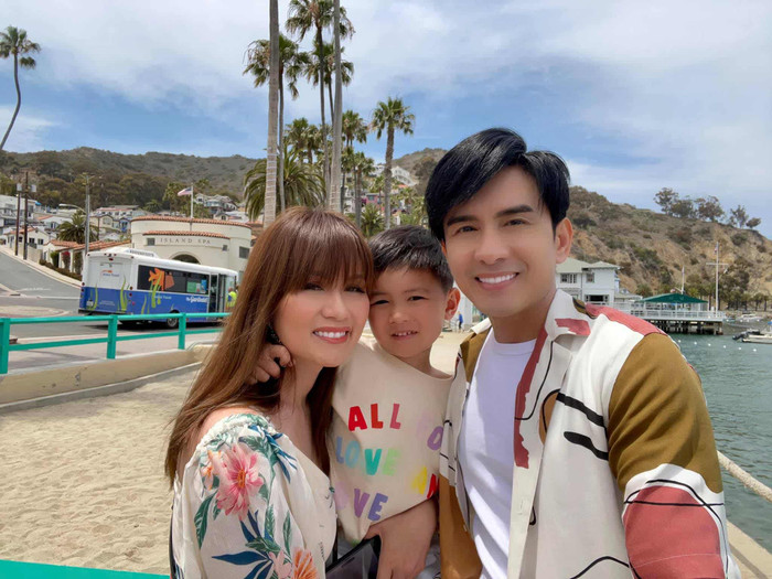 Những hình ảnh vui vẻ cùng nhau giờ chỉ còn trong kí ức.