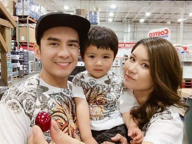 Trang phục ở nhà cũng không thể thiếu những chiếc áo đồng phục đáng yêu như thế.