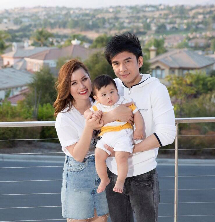 Đôi khi không cần đồ đôi, chỉ là tone trắng đơn giản nhưng cả gia đình đều có cách ăn mặc hợp với bản thân nhất.