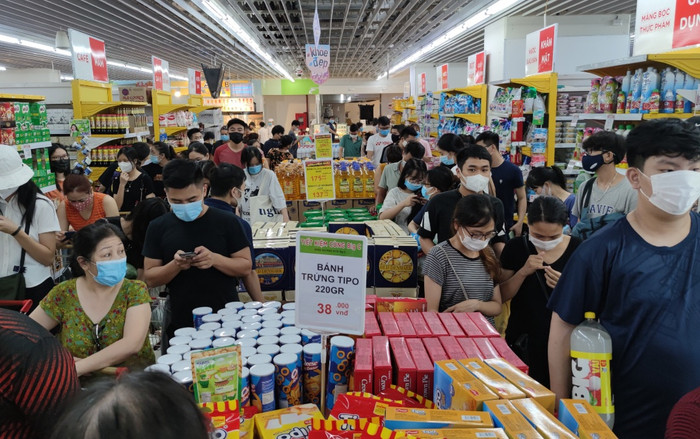 Siêu thị đông nghẹt người đi mua lương thực tích trữ, Hà Nội khẳng định hàng hóa đáp ứng đủ nhu cầu Ảnh 2