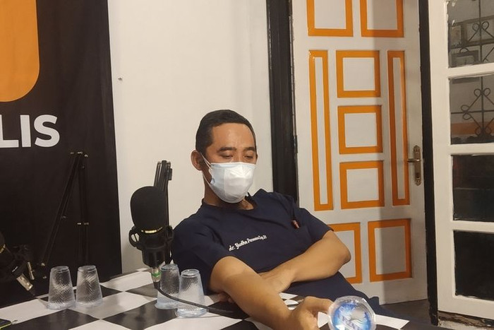 Bác sĩ Yuda Permana, người đứng đầu tổ điều trị cho bệnh nhân nhiễm Covid-19 ở Trung tâm Lombok, Indonesia.