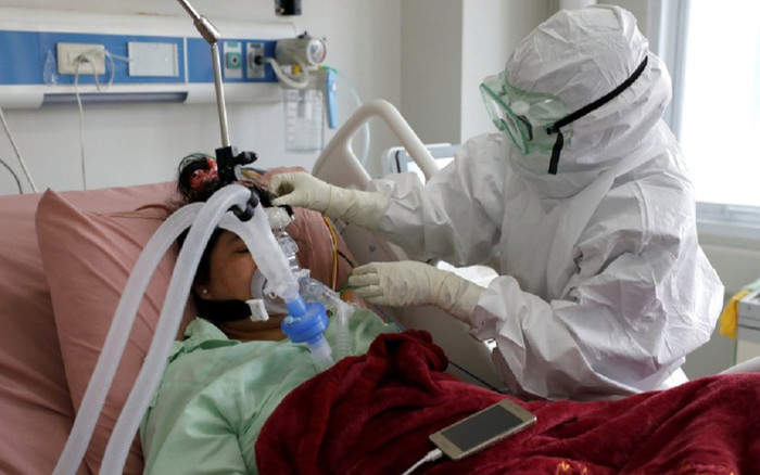 Quá chán với kẻ tin Covid-19 là trò bịp, bác sĩ cho người dân tham quan bệnh viện để tận mắt chứng kiến Ảnh 2