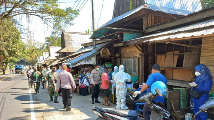 Người dân đang được test Covid-19.