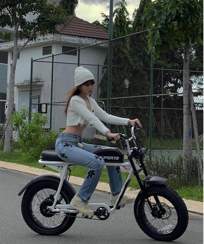 Phong cách trong bộ ảnh này của Ngọc Trinh hiện tại đang được thế hệ Gen Z rất ưa chuộng