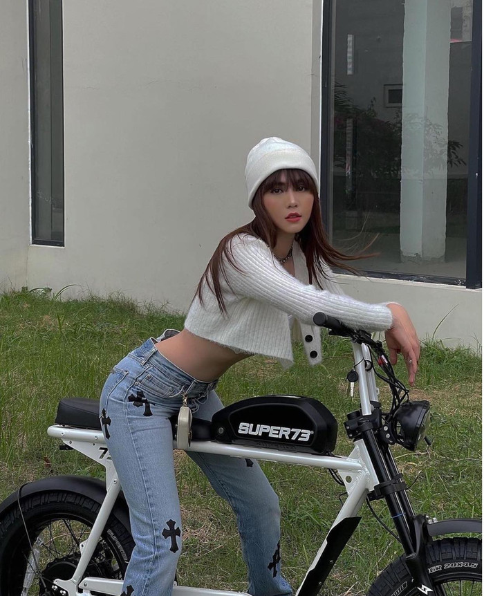 Phụ kiện túi nhỏ xíu đính kèm quần jeans và mũ beanie đội đầu mang đến vẻ ngoài bụi bặm cho 'nữ hoàng nội y' Việt Nam