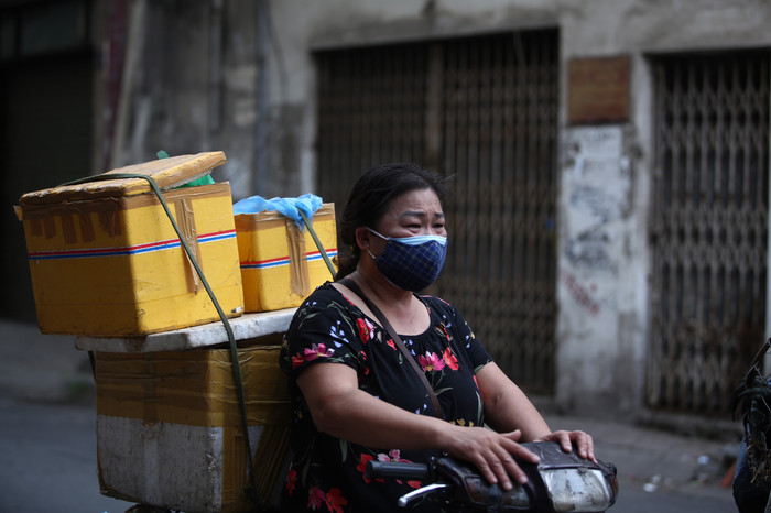 Bà Nguyễn Thị Nụ (Chương Mỹ, Hà Nội) rưng rưng nước mắt cho biết, đã dậy từ 2h30 sáng để đi nhập hàng về bán nhưng khi tới chợ thì không còn được vào bán hàng như mọi ngày.