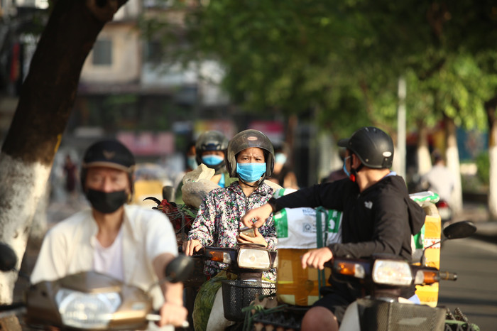 Vẻ lo lắng hiện lên nét mặt những tiểu thương khi đã trót nhập hàng về bán.