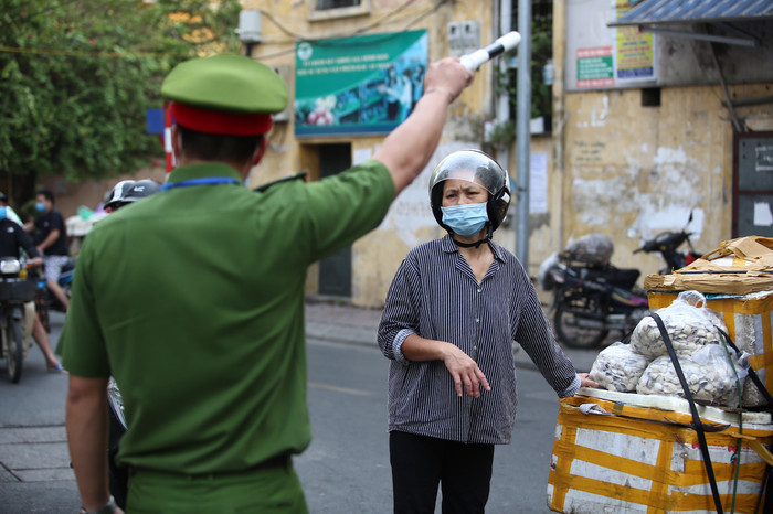 Mọi người được yêu cầu ra về để tránh tụ tập đông người.
