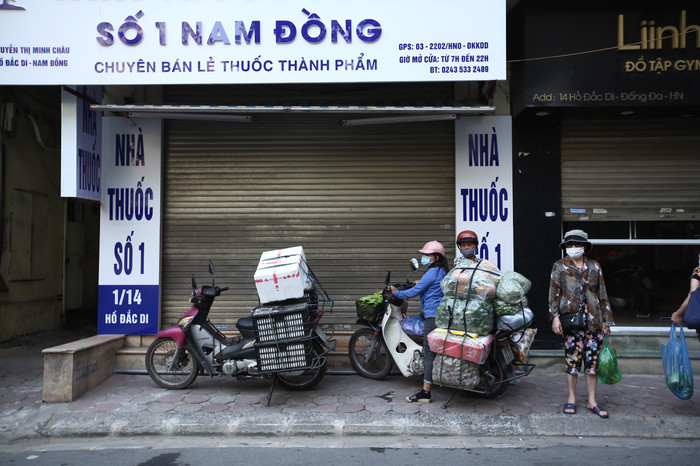 Nhiều người dân ngỡ ngàng khi đến chợ không được bán hàng.