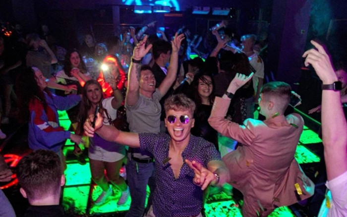 Dân Anh nhảy nhót suốt đêm sau khi lệnh phong tỏa chính thức được dỡ bỏ Ảnh 2