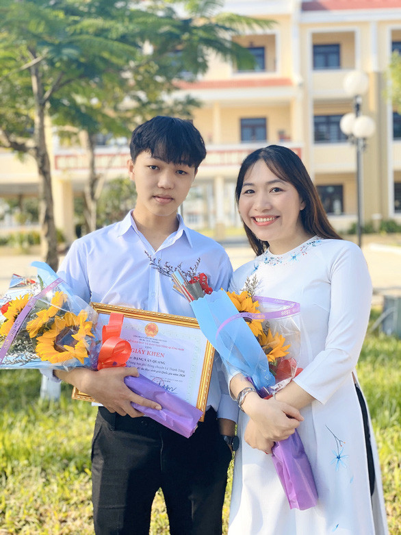Đặng Văn Quang cùng cô giáo Văn Phương Trang - Trường THPT chuyên Lê Thánh Tông, Hội An. Ảnh: TTO