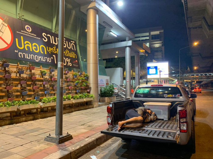 Có bệnh nhân phải nằm ngủ trên cốp sau ô tô.