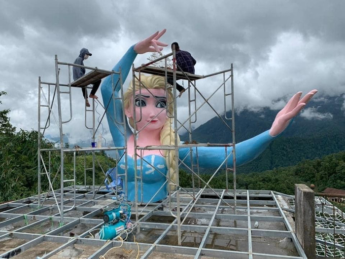 Nét mặt và tạo dáng của Nữ hoàng băng giá Elsa được dựng lên tại Sa Pa khiến cư dân mạng bàn tán xôn xao.