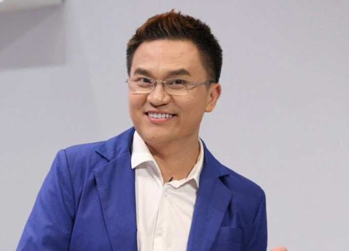 Nam MC bộc bạch: 'Năm lớp 12, tôi phải đấu tranh nội tâm giữa hai con đường, hoặc là trở thành tu sĩ, hai là trở thành nghệ sĩ'.