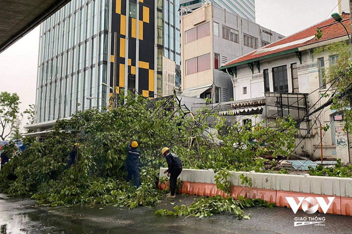 TP.HCM: Giông lốc kèm mưa lớn kinh hoàng quật ngã bảng quảng cáo 'khổng lồ' ngoài trời Ảnh 3