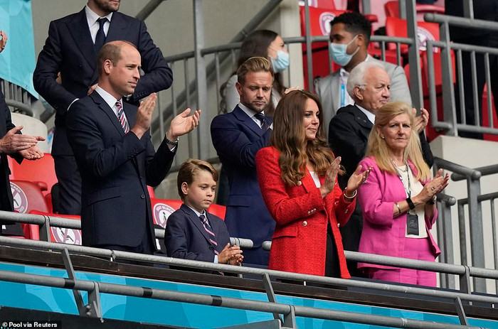 Khi tham gia các sự kiện thể thao, Công nương Kate thường mặc áo blazer để thể hiện sự nghiêm túc nhưng vẫn thoải mái. Trong trận bán kết Euro 2020 giữa đội tuyển Đức và đội tuyển Anh, cô đã chọn một chiếc áo blazer đến từ thương hiệu bình dân Zara. Mẫu áo này có giá 59,99 bảng (tương đương 2 triệu đồng). Cô phối áo khoác đỏ với áo phông trắng, quần đen để tạo cảm giác giống như cờ Anh.