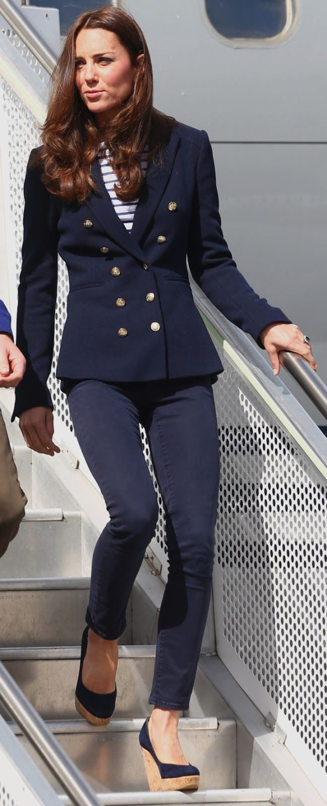 Trong chuyến công du hoàng gia tới New Zealand, nữ công tước mặc một cây thời trang màu xanh thẫm. Áo blazer của cô được thiết kế theo phong cách quân đội với hàng cúc vàng ở phía trước. Tổng thể trang phục của cô an toàn nhưng vẫn có điểm nhấn.