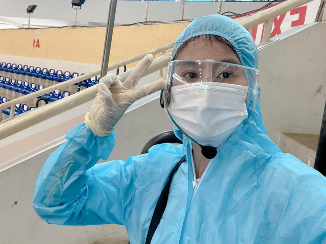 Diễn viên Nam Thư ướt đẫm mồ hôi khi tham gia vào công tác điều phối.