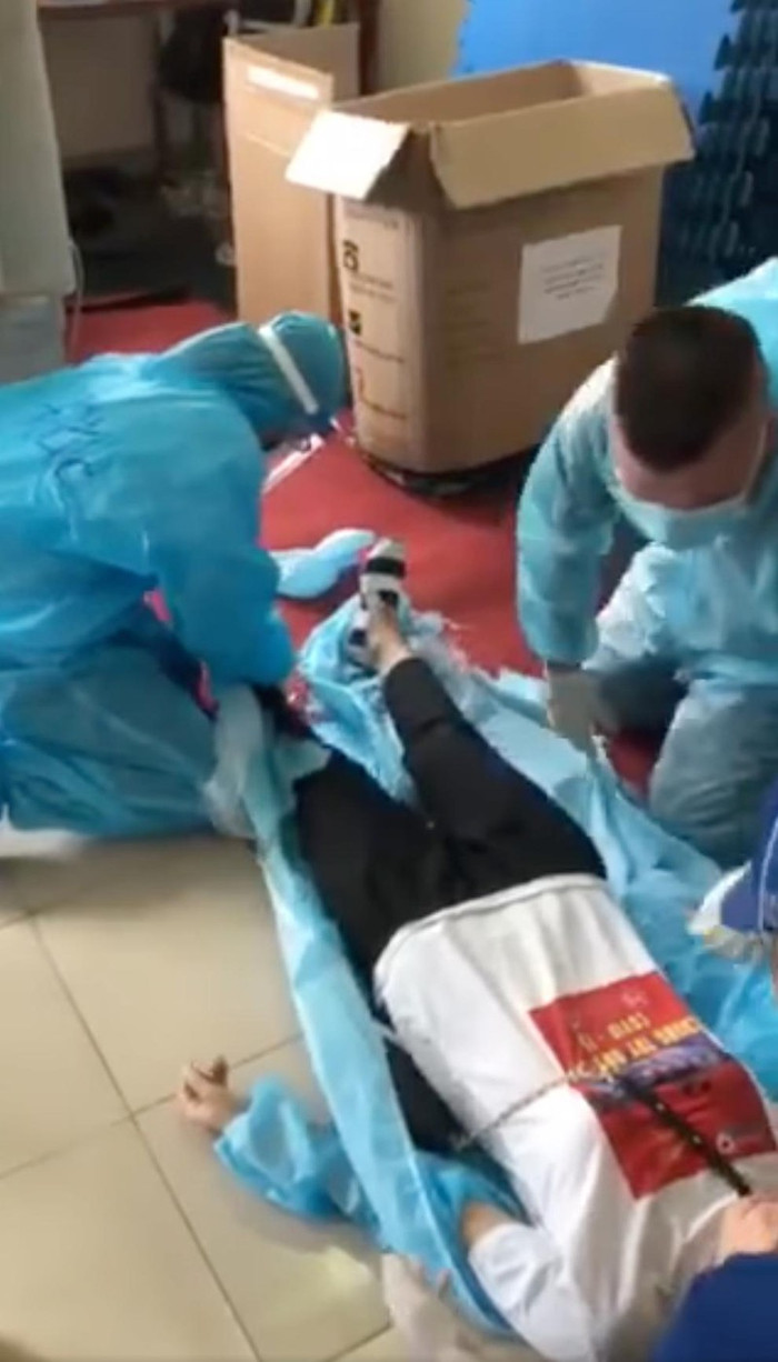 Ca sĩ Tánh Linh chính là một trong những nghệ sĩ tích cực tham gia vào chiến dịch tình nguyện ngay từ những ngày đầu. Nữ ca sĩ từng ngất xỉu khi hỗ trợ tiêm vaccine Covid-19 ở Nhà thi đấu Phú Thọ. Cô được đồng nghiệp sơ cứu và đưa về nhà nghỉ ngơi.