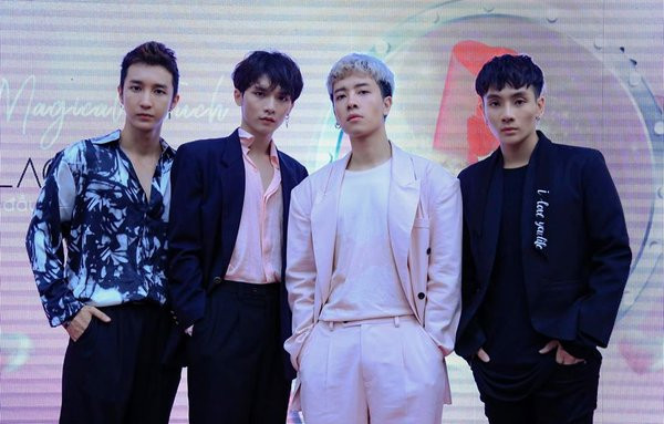 Bắt đầu từ tháng 2/2019 người hâm mộ đã phát hiện ra sự thiếu hụt trong đội hình chính là sự vắng mặt của thành viên Grey - D