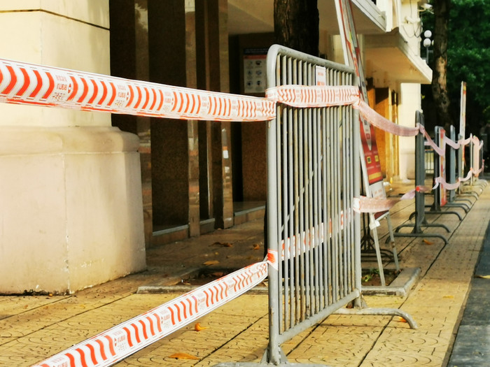 Lực lượng chức năng dựng rào chắn tại chợ, hạn chế tụ tập đông người.