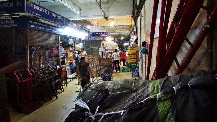 Nhiều tiểu thương bán lương thực, thực phẩm cùng tình nguyện đóng cửa để phòng dịch do lượng khách quá thấp.