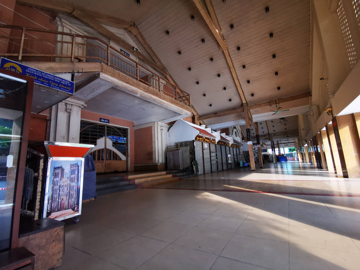 Chợ vắng vẻ, không có nhiều khách đến như thường ngày.