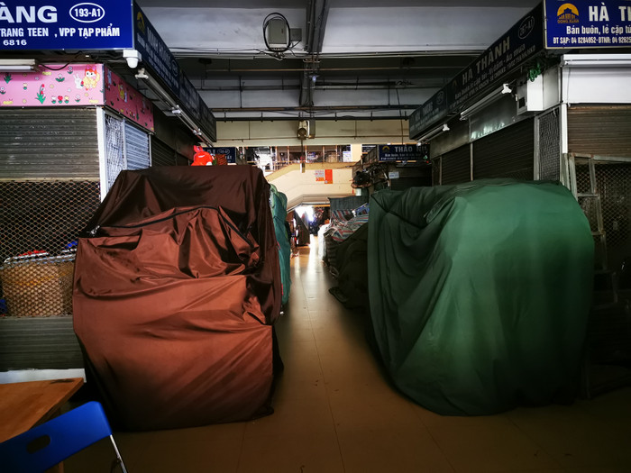 Các mặt hàng không thiết yếu được tiểu thương thu dọn dừng bán.