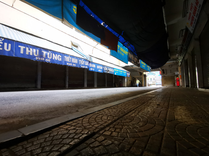 Chợ Đồng Xuân có2300 kiot kinh doanh, trong đó có 150 gian hàng kinh doanh lương thực, thực phẩm.