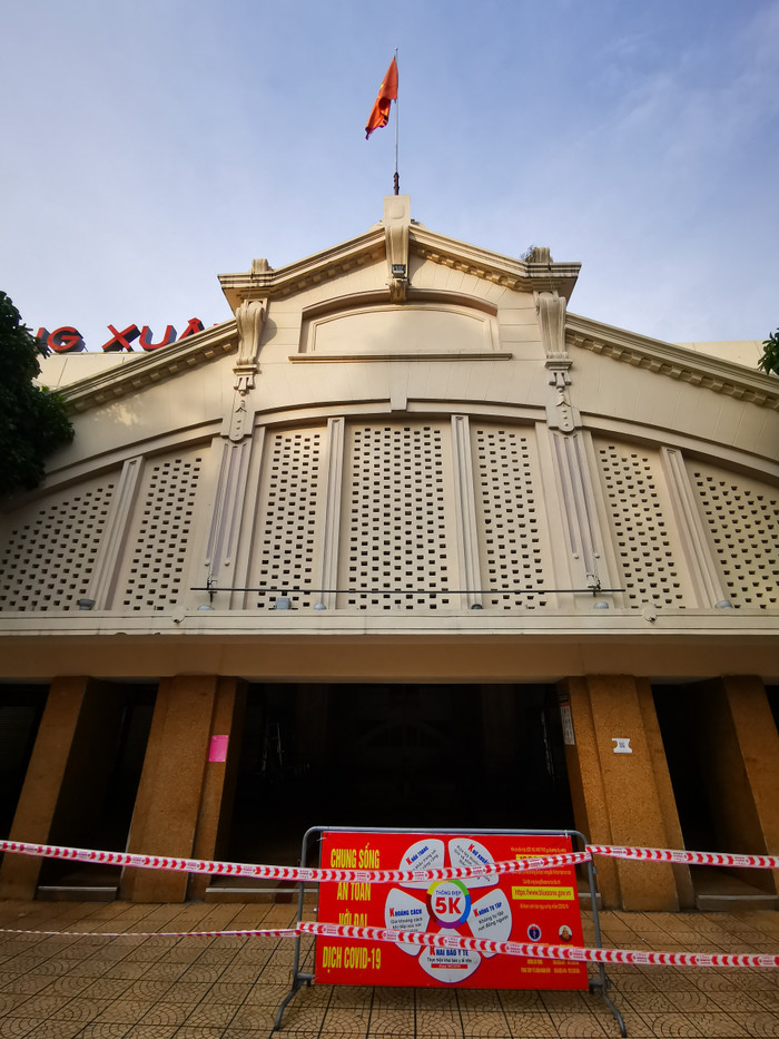 Các mặt hàng không thiết yếu tại chợ Đồng Xuân được yêu cầu tạm dừng hoạt động để phòng dịch Covid-19.