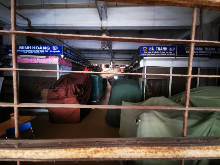 Hà Nội: Hơn 2000 gian hàng không thiết yếu tại chợ Đồng Xuân đồng loạt đóng cửa để phòng dịch Covid-19 Ảnh 14