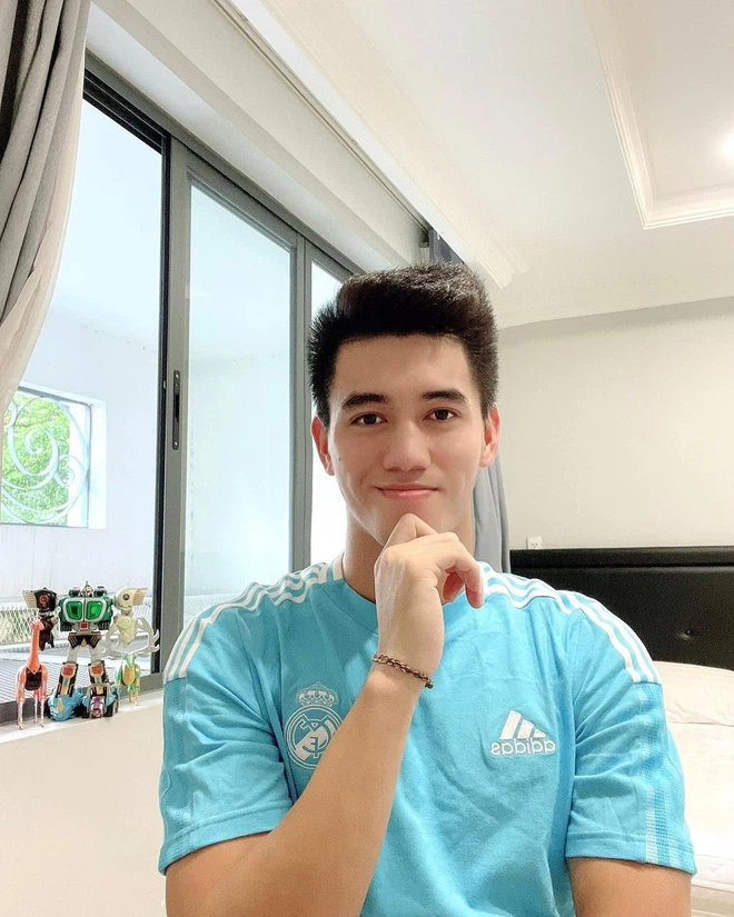 Clip: Bị chê xuề xòa, Tiến Linh 'bắt trend biến hình' khiến fan mê mệt Ảnh 3