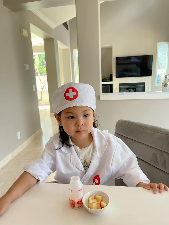 Thanh Thảo khoe loạt ảnh của con gái cùng dòng trạng thái gây chú ý