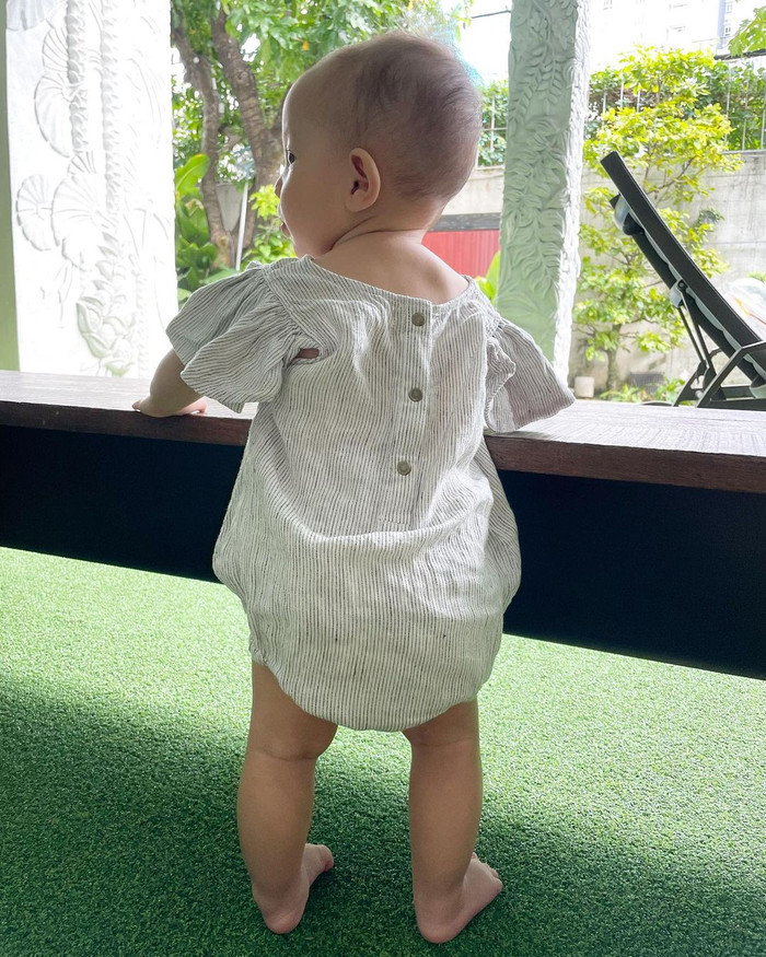 Bé Lisa bị cho rằng là thiếu Canxi nên tới giờ vẫn chưa mọc răng trong khi Leon đã mọc rồi, tóc của cô bé cũng mọc thưa thớt.