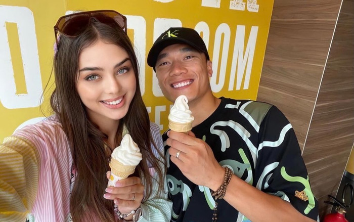 Thủ môn Bùi Tiến Dũng tình tứ ôm bạn gái tại sân bay giữa lúc dịch bệnh căng thẳng Ảnh 2