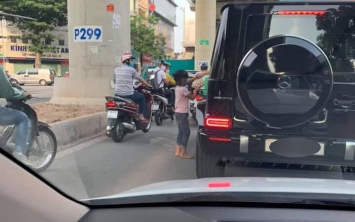 Chuyện xúc động tại Hà Nội: Chủ xế hộp G63 mua hết trứng gà của em bé bán hàng rong Ảnh 2