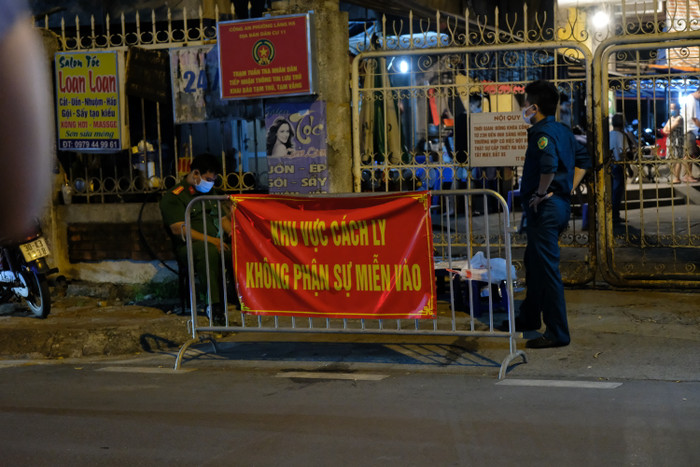 Lực lượng chức năng túc trực tại chốt kiểm dịch, phong toả.